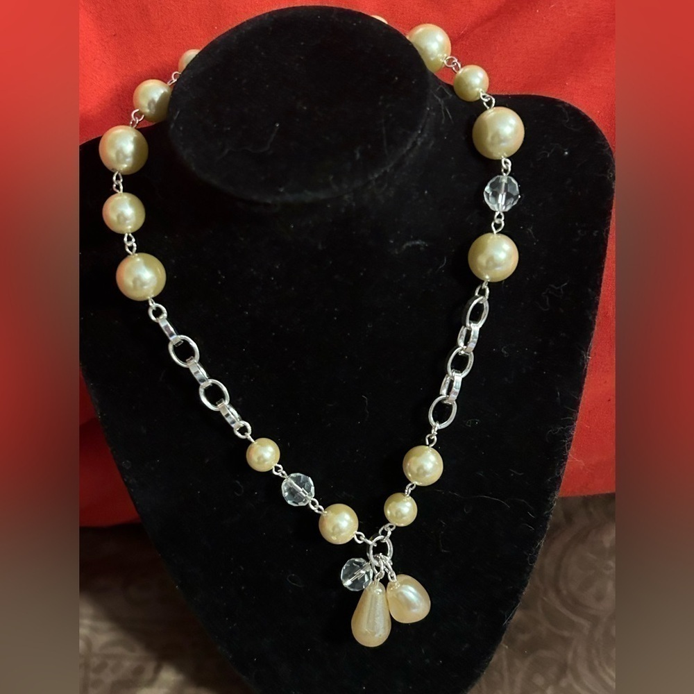 White House black market necklace